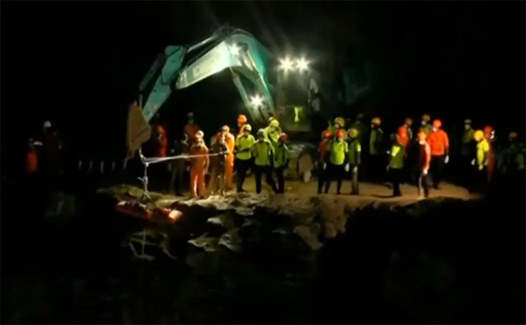  recovery trapped in truck under archeology!