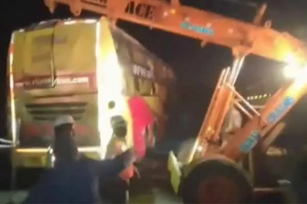 Truck collides with bus incident Tragedy that 8 people involved