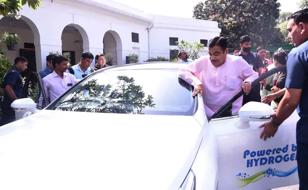 Union Minister Nitin Gadkari traveling in a hydrogen car!