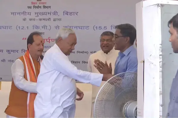 Nitish Kumar begged the IAS officer in bihar