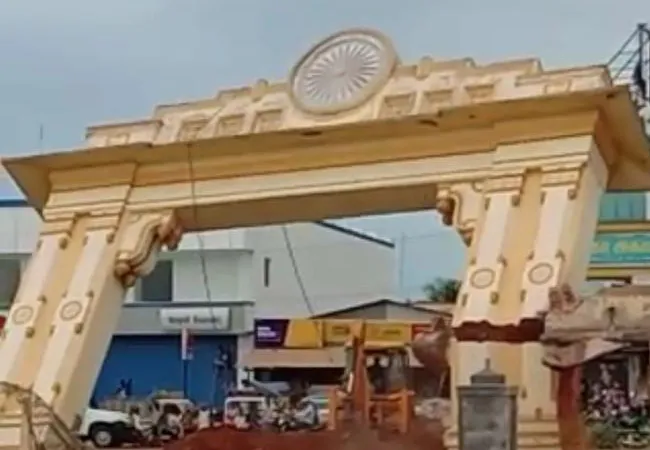  Demolition of the Niveli Arch, the symbol of the NLC