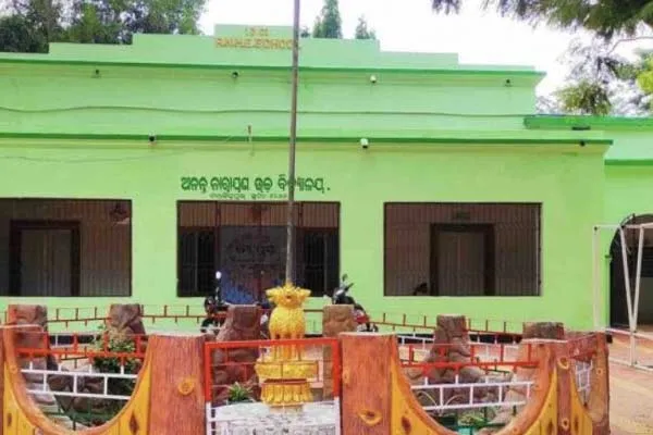 Odisha  BJP government orders school buildings to be painted saffron