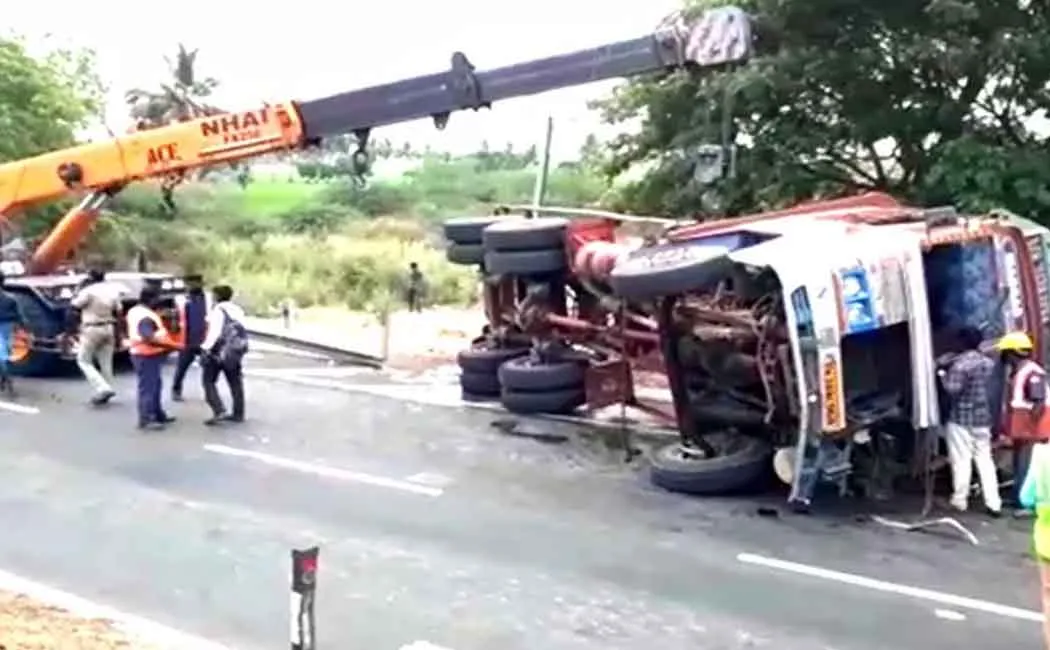 Oil tanker truck overturned in accident; The public who gave oil in jugs