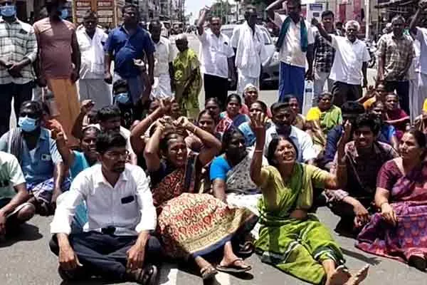 karur senior citizen incident relatives blocked road