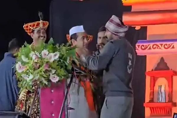 The farmer who garlanded the BJP minister with onion!