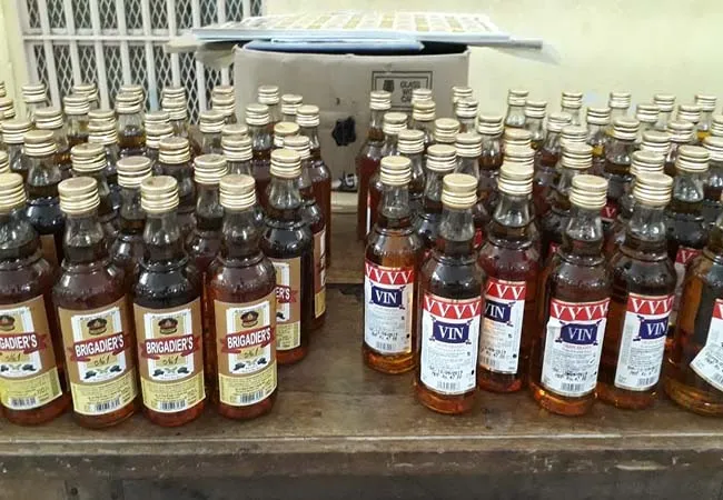 Puducherry liquor smuggled with fake stickers   Confiscation of Sold Brewers!