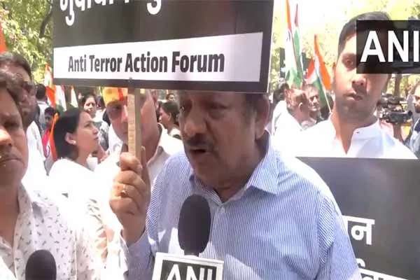 BJP members struggle in front of the Pakistani embassy