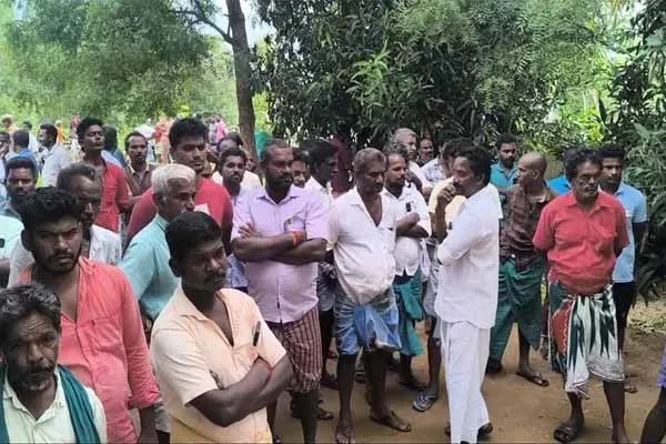 கணவன் வீட்டு வாசலில் வைத்து மனைவியின் சடலத்தை எரித்த உறவினர்கள்!