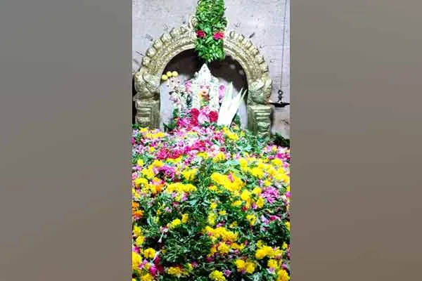 Muthumariamman temple flower sprinkling festival Tons of flowers