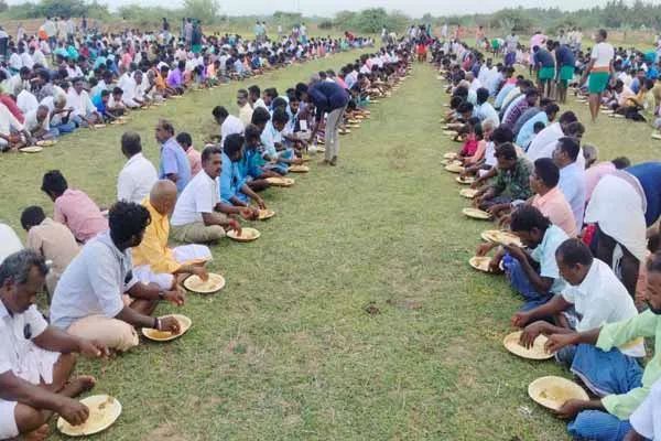 Muneeswarar the wish-fulfilling child; Devotees who put rice in the puja