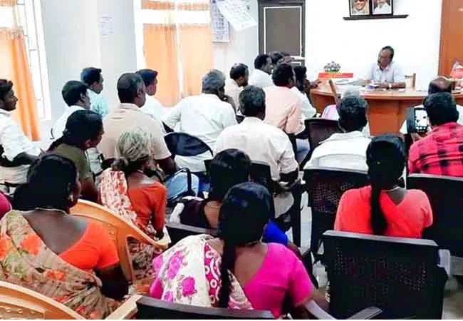 The public engaged in a wait-and-see protest at the governor's office to protest against private solar power generation!