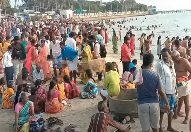 People bathing in the Agni Tirtha on the occasion of the new moon of Karthika!