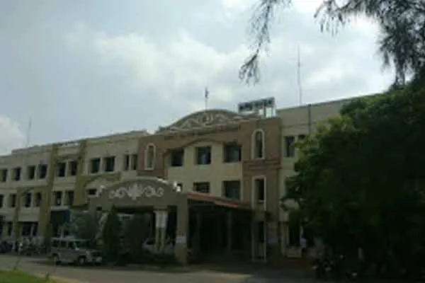 Pregnant woman waited 12 hours in front of the Collector's Office ...