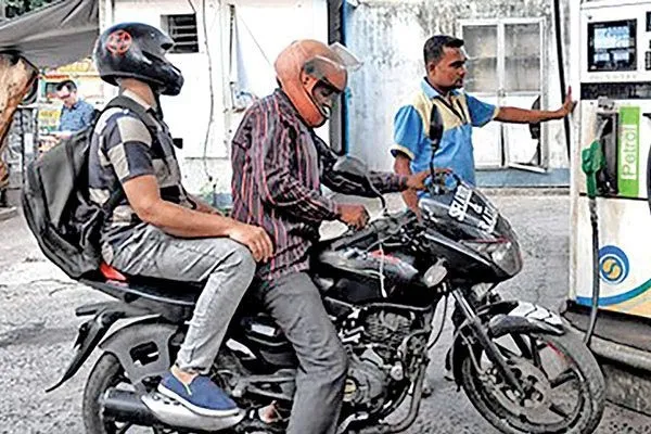 Uttar pradesh government order for motorists at No petrol if don't wear a helmet