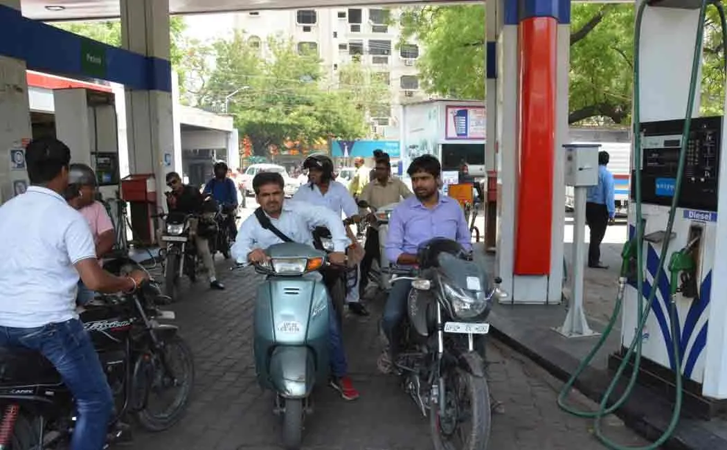 wearing helmet becomes mandatory to fill petrol in karnataka 