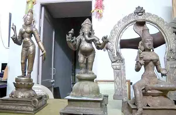 statue