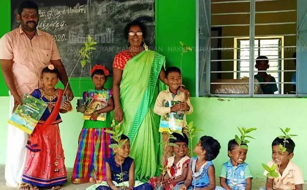 puthukottai youth welcomes school students by presenting saplings to them