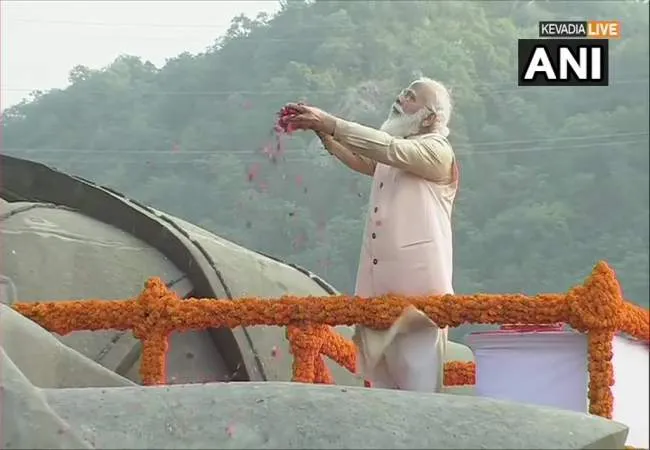 Sardar Vallabhbhai Patel on his birth anniversary pm narendra modi in gujarat 