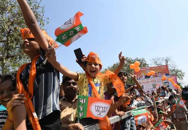 Prime Minister Narendra Modi held a victory rally in an open jeep!