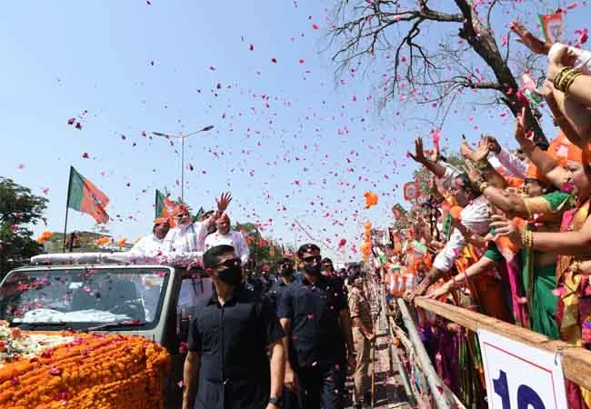 Prime Minister Narendra Modi held a victory rally in an open jeep!