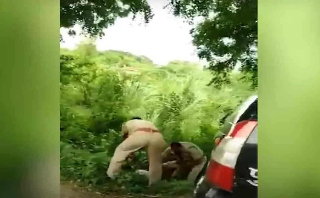 uttarpradesh police fights for car seat video went viral