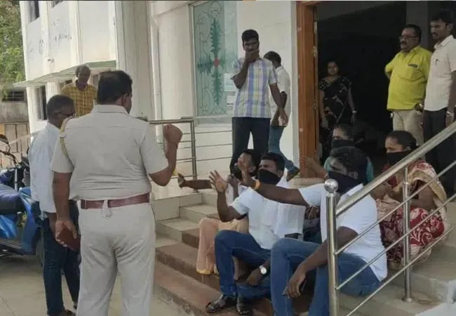 In front of the entrance gate of Panchayat Union office DMK. Councilors dharna protest!