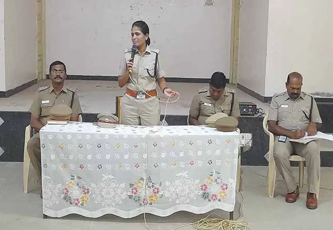 Salem Deputy Commissioner of Police Lavanya has instructed.