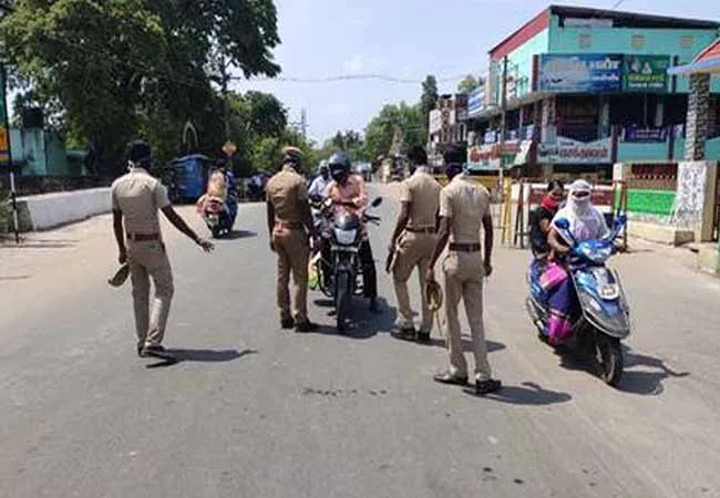 tamilnadu police curfew peoples vehicles and police 