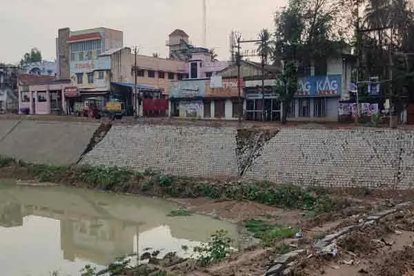 thanjavur thiruvarur pond side wall incident due to summer rain