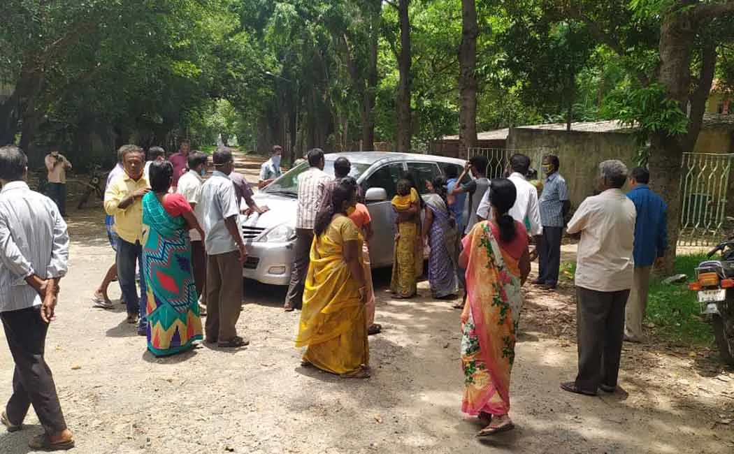 Workers protest by besieging a sugar factory auditor near Pennadam
