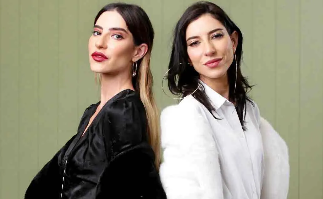 australian pop singers kicked off from a plane