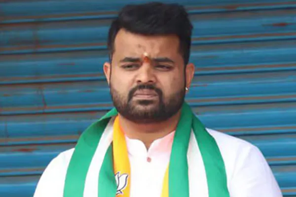 BJP executive sensational allegation on DK Sivakumar bargained for Rs 100 crore
