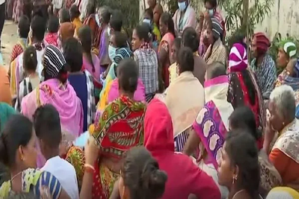 Ammonia gas mixed with air; Public protest by laying siege to the factory