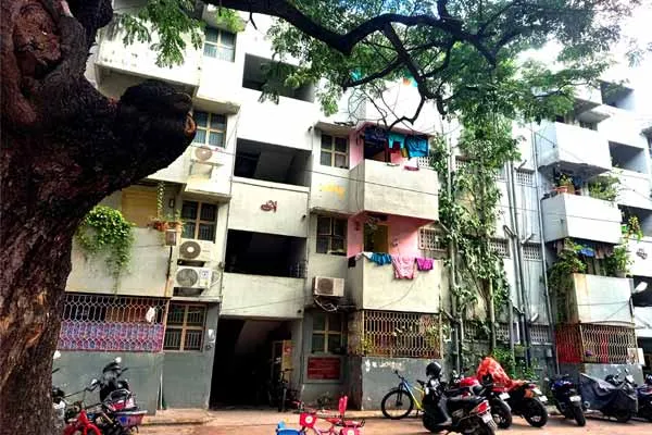 female police officer shocked on Transgender woman cries and struggle in policeResidence