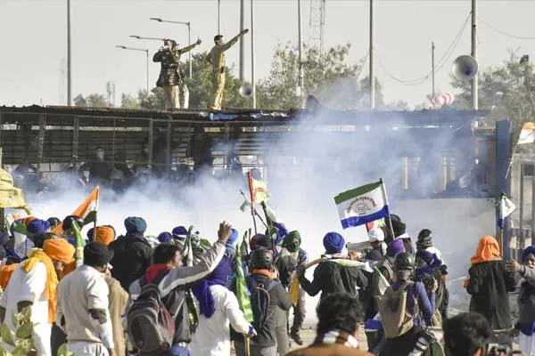  Police throwing smoke on Farmers of Punjab who led the struggle