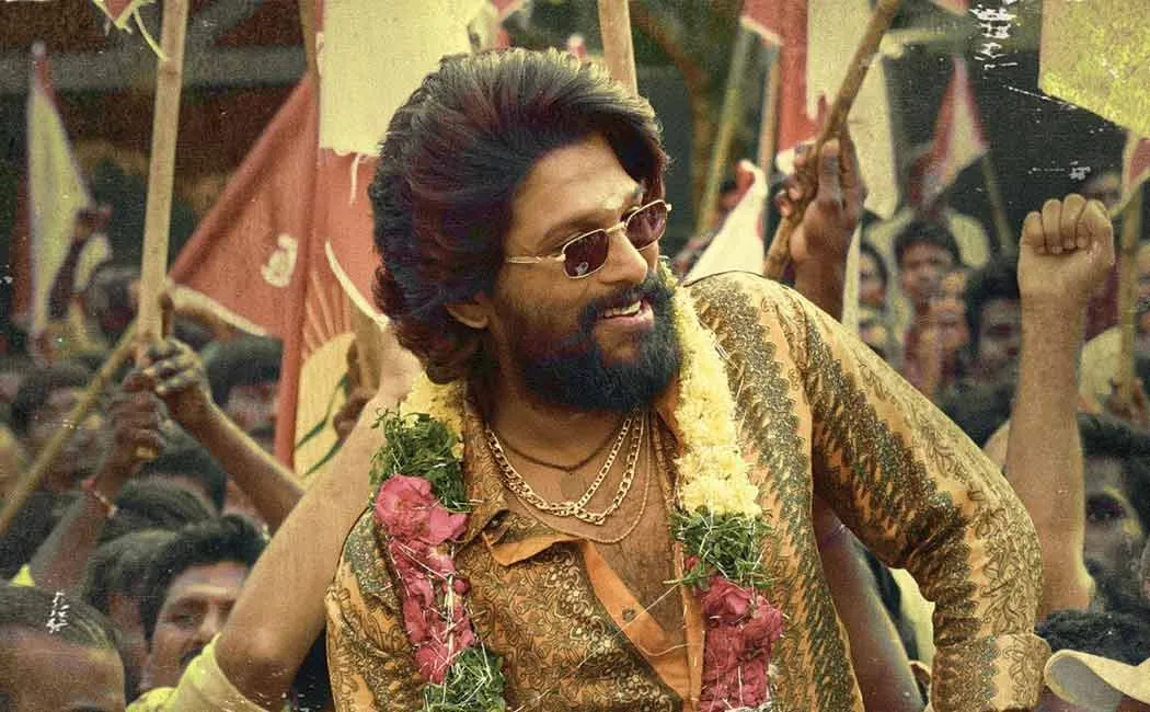 allu arjun presents gold coin to pushpa movie team