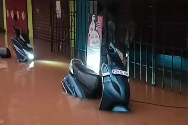 Rainwater overflowing the roads; Heavy rain again in Puducherry