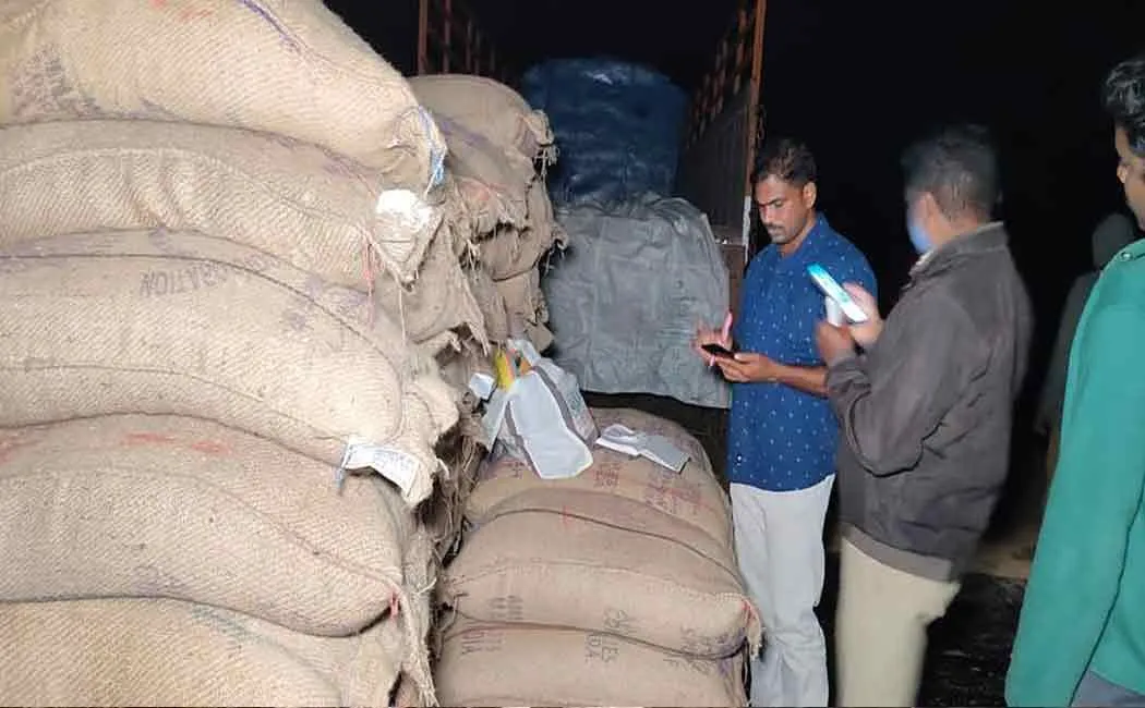 Attempt to smuggle 15 tons of ration rice! Seize trucks