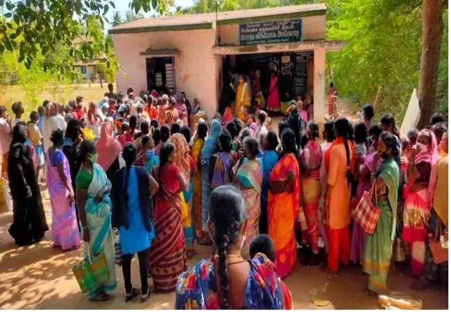 ration shops peoples not maintain the social distancing 