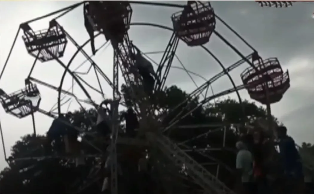 Wheel set for temple festival breaks and crashes!