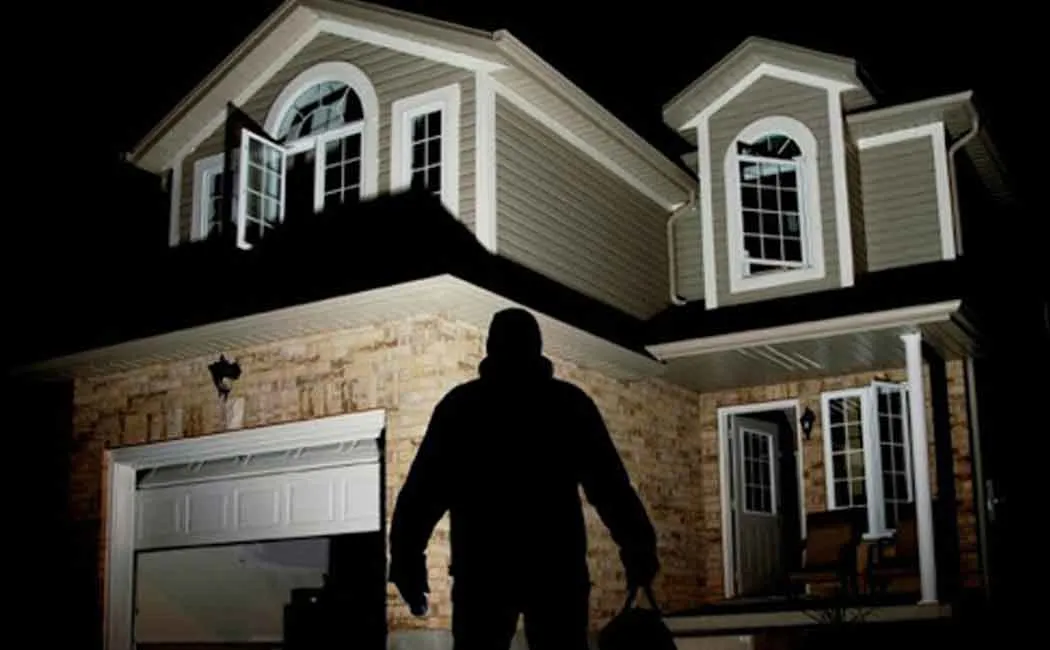 Robberies snatch the chain at midnight 