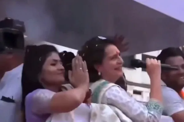  Priyanka Gandhi's answered BJP flag waved in road show