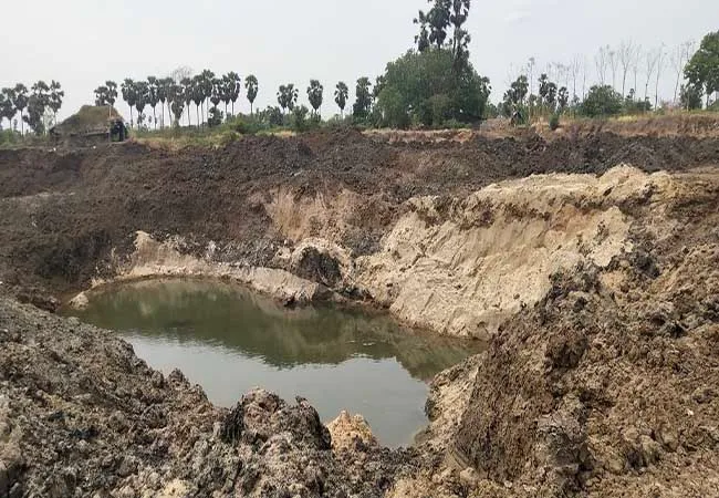 thiruvidaimarudur lake clean govt order admk party leaders ilegal activities farmers shock