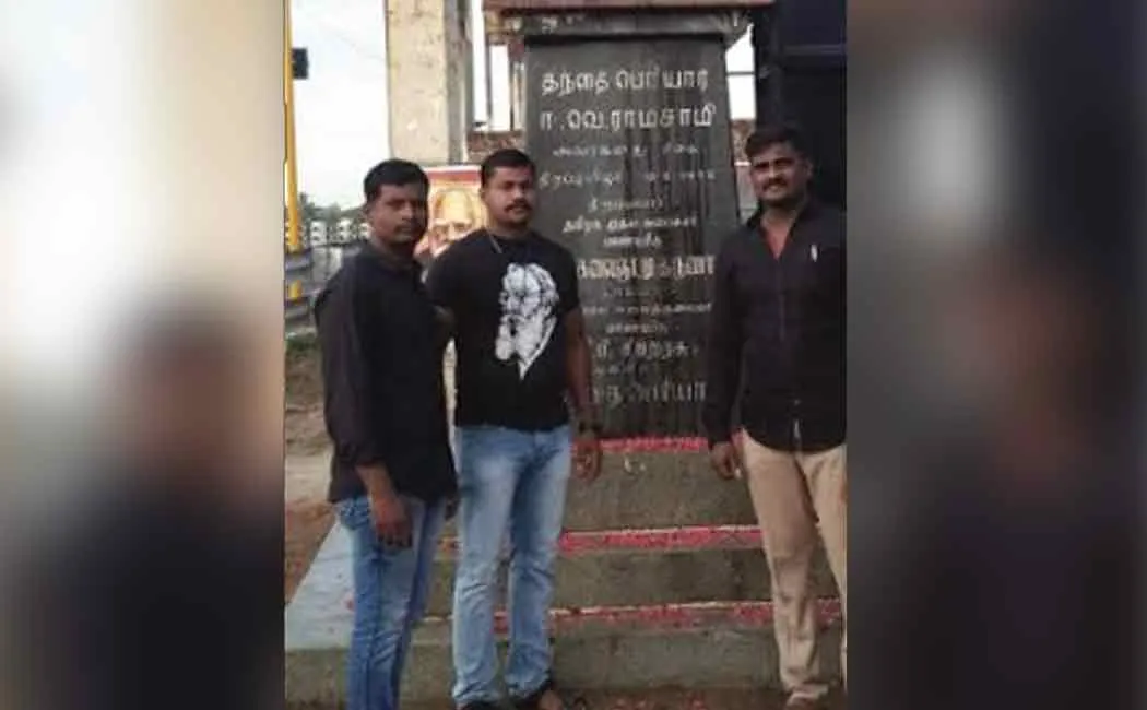 Police cop pays homage to periyar statue 