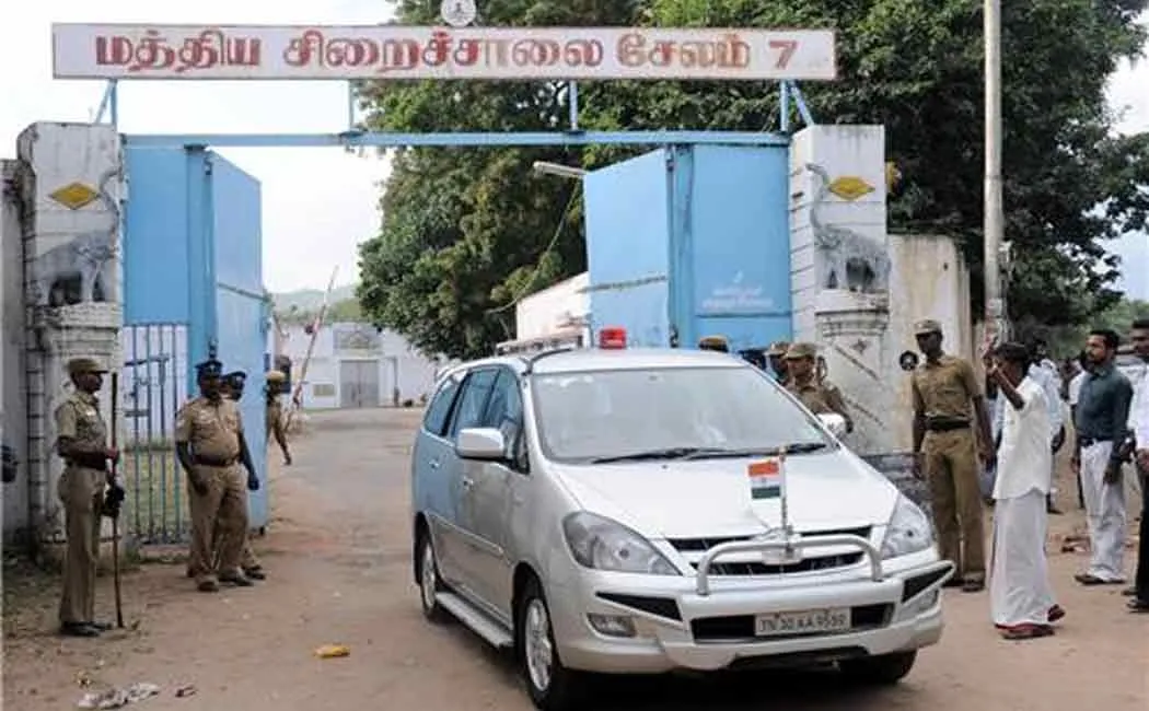 Assistant jailer dismissed for supplying cell phones to prisoners