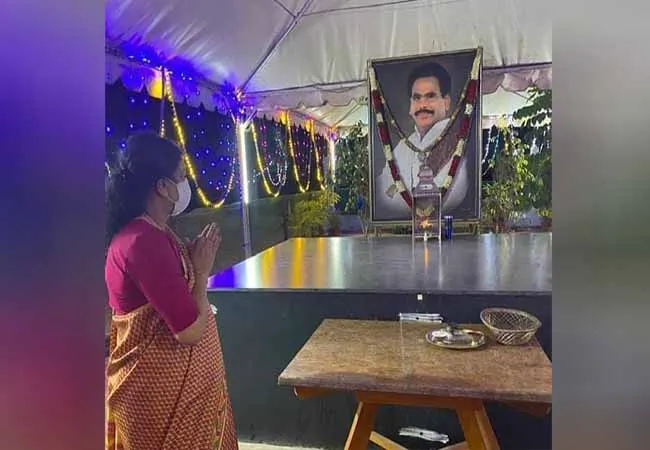 sasikala husband tributes at memorial 