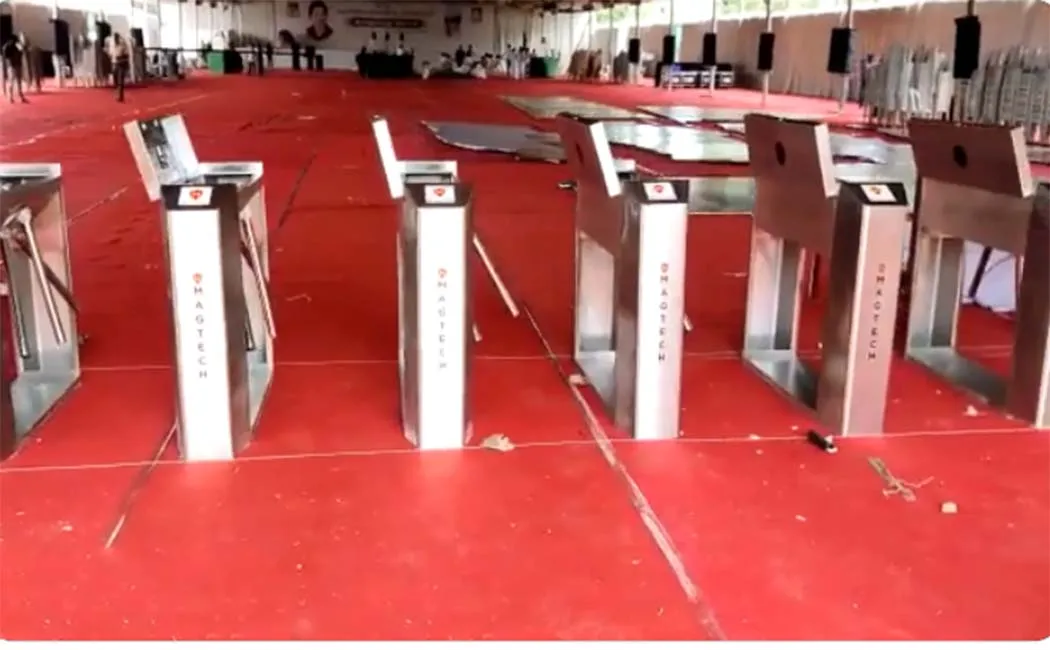 A.D.M.K. State-of-the-art entrance gate system in the common area!