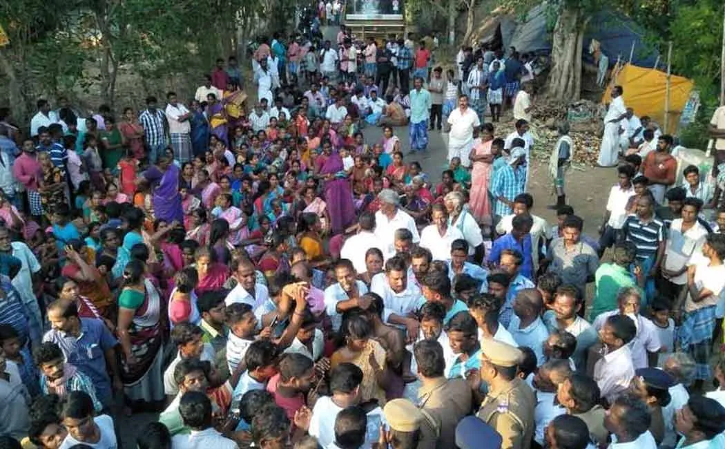 Police bathed against those who were fighting for the victim's death in the school toilet