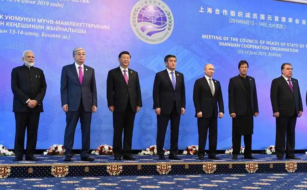 modi and imran khan meets at shanghai meeting