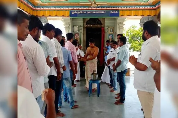 senthilbalaji's supporters worship in the temple